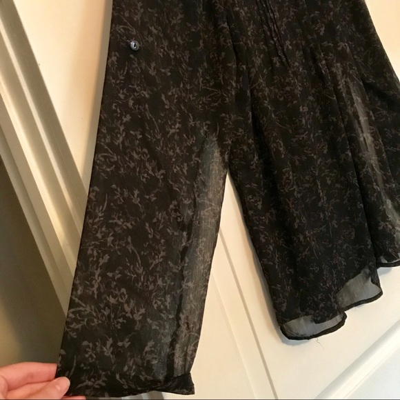 Subtle Floral Print Peasant-Style Tunic - Picture 3 of 6